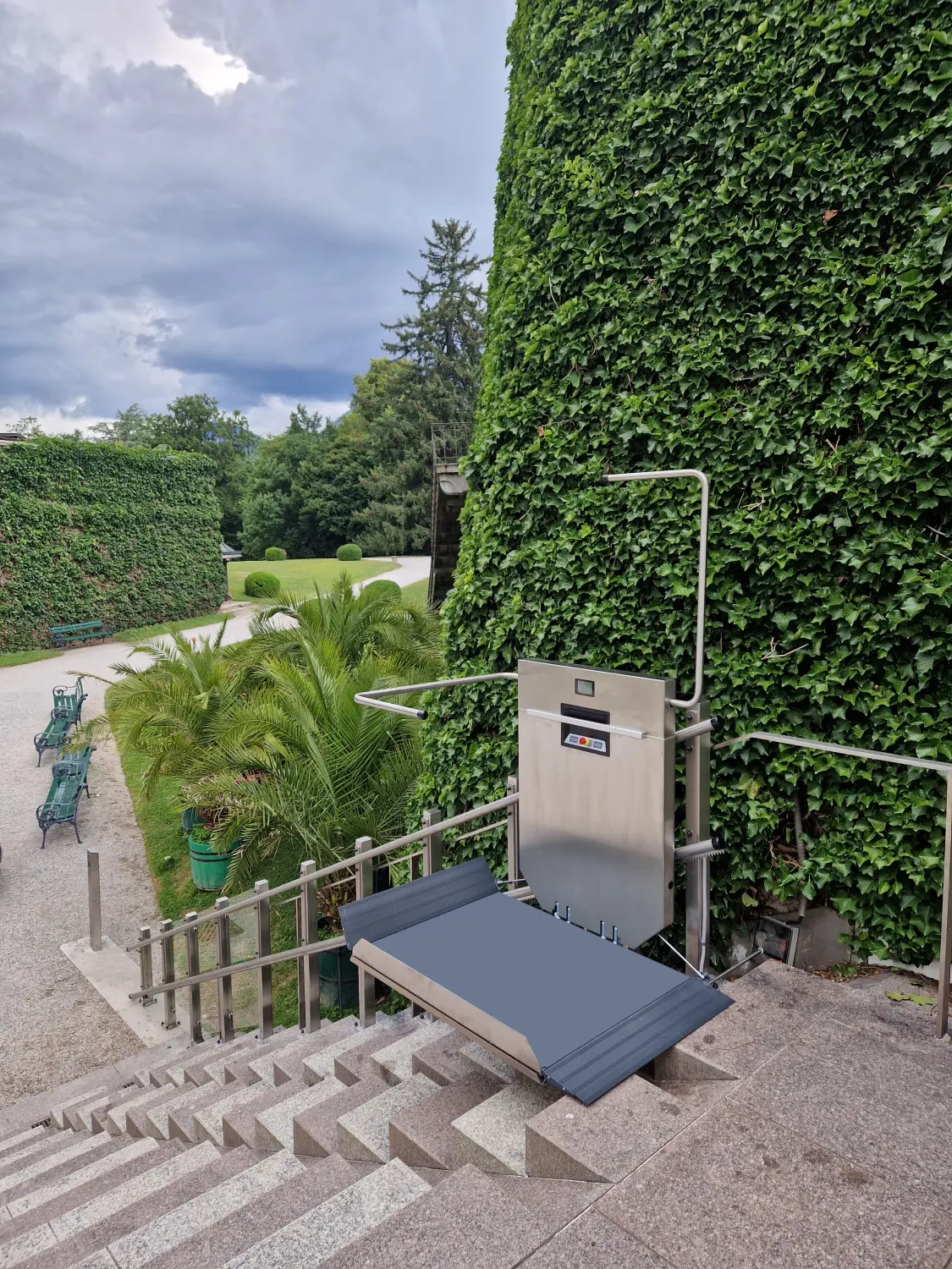 Plattform-Treppenlift GTLE mit variabler Plattform für enge Treppen